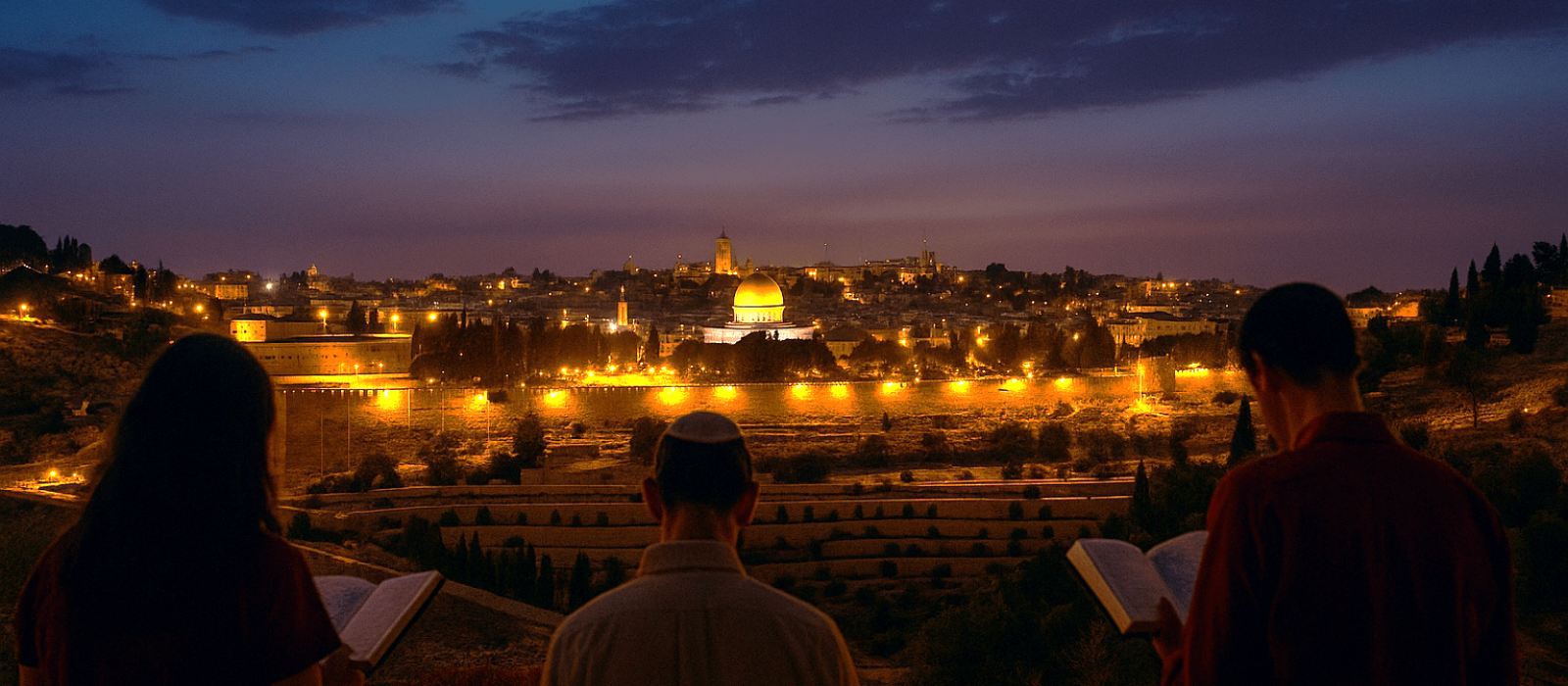 Shabbat Nachamu twilight over Jerusalem with worshipers and vineyards, warm amber glow against deep indigo sky